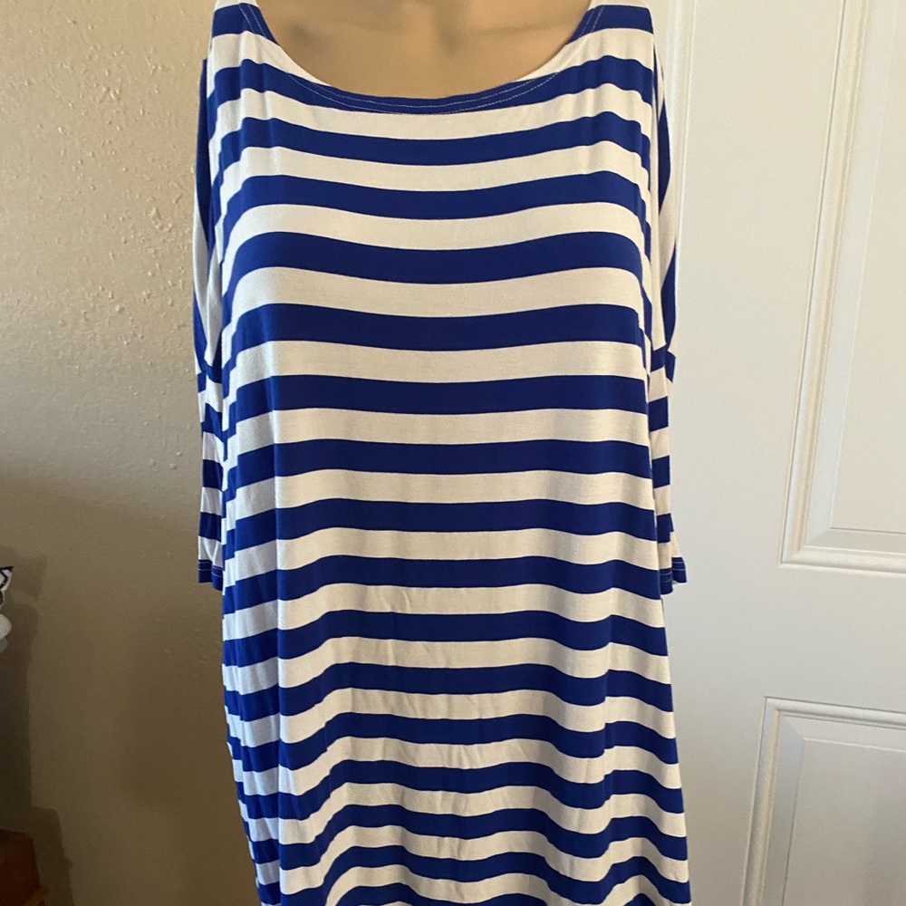 This is an adorable PIKO shirt.